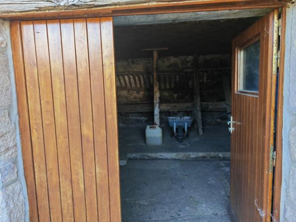 St Martin de Valamas -Propriété Rurale : 2 maisons de village mitoyennes en pierres (9 pièces) écurie, dépendances, 5000 m2 attenant, en tout 3 hectares