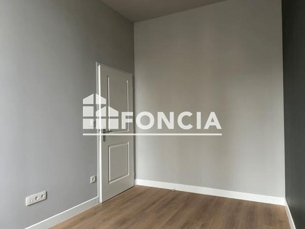Location Appartement 2 pièces 41 m² - 2 RUE JEAN MOULIN Saintes 17100