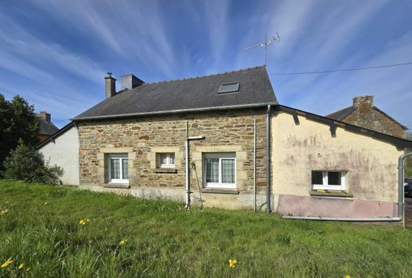 Maison individuelle Plémet 82 m² Les points forts : Vie de plain-pied Dépendance Grand terrain Charme de l'ancien et fort potentiel à PLÉMET – Maison en pierre sur environ 2 730 m² Vous recherchez l'authenticité et l'espace ? Découvrez cet ensemble immobilier de caractère situé au calme, offrant de multiples possibilités d'aménagement. La Maison Principale :Conçue pour un confort de plain-pied, elle se compose au rez-de-chaussée : Un séjour lumineux et une cuisine indépendante. Deux chambres, dont une suite parentale pour une vie simplifiée. L'étage dessert deux chambres supplémentaires, une salle d’eau avec WC et un grenier aménageable. Un cellier attenant complète la partie habitation. Les Extérieurs et le Potentiel :Le véritable atout ? Une dépendance indépendante qui n'attend que vos projets (gîte, atelier, bureau) et un vaste terrain d'environ 2 730 m² pour profiter de la nature. Note : Des travaux sont à prévoir pour révéler tout le potentiel de cette bâtisse. Localisation : Écoles, commerces et services accessibles en 5 minutes (3 km). Contactez-nous pour une visite et laissez libre cours à votre imagination !
