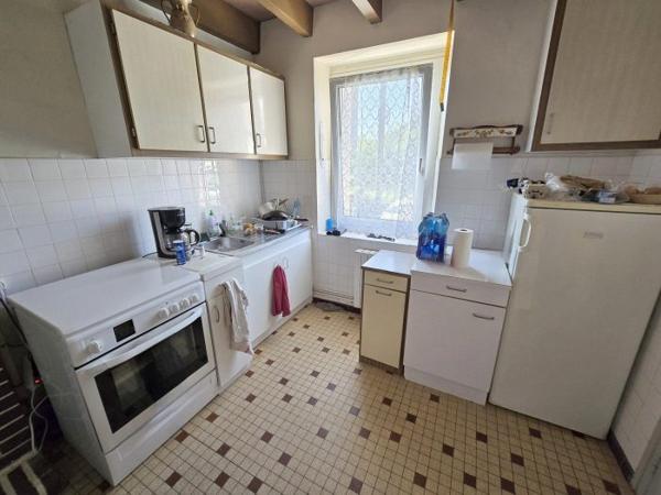 Maison individuelle Plémet 82 m² Les points forts : Vie de plain-pied Dépendance Grand terrain Charme de l'ancien et fort potentiel à PLÉMET – Maison en pierre sur environ 2 730 m² Vous recherchez l'authenticité et l'espace ? Découvrez cet ensemble immobilier de caractère situé au calme, offrant de multiples possibilités d'aménagement. La Maison Principale :Conçue pour un confort de plain-pied, elle se compose au rez-de-chaussée : Un séjour lumineux et une cuisine indépendante. Deux chambres, dont une suite parentale pour une vie simplifiée. L'étage dessert deux chambres supplémentaires, une salle d’eau avec WC et un grenier aménageable. Un cellier attenant complète la partie habitation. Les Extérieurs et le Potentiel :Le véritable atout ? Une dépendance indépendante qui n'attend que vos projets (gîte, atelier, bureau) et un vaste terrain d'environ 2 730 m² pour profiter de la nature. Note : Des travaux sont à prévoir pour révéler tout le potentiel de cette bâtisse. Localisation : Écoles, commerces et services accessibles en 5 minutes (3 km). Contactez-nous pour une visite et laissez libre cours à votre imagination !