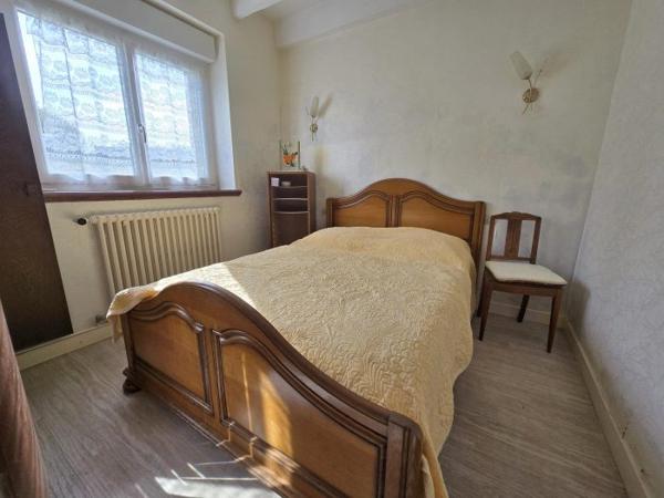 Maison individuelle Plémet 82 m² Les points forts : Vie de plain-pied Dépendance Grand terrain Charme de l'ancien et fort potentiel à PLÉMET – Maison en pierre sur environ 2 730 m² Vous recherchez l'authenticité et l'espace ? Découvrez cet ensemble immobilier de caractère situé au calme, offrant de multiples possibilités d'aménagement. La Maison Principale :Conçue pour un confort de plain-pied, elle se compose au rez-de-chaussée : Un séjour lumineux et une cuisine indépendante. Deux chambres, dont une suite parentale pour une vie simplifiée. L'étage dessert deux chambres supplémentaires, une salle d’eau avec WC et un grenier aménageable. Un cellier attenant complète la partie habitation. Les Extérieurs et le Potentiel :Le véritable atout ? Une dépendance indépendante qui n'attend que vos projets (gîte, atelier, bureau) et un vaste terrain d'environ 2 730 m² pour profiter de la nature. Note : Des travaux sont à prévoir pour révéler tout le potentiel de cette bâtisse. Localisation : Écoles, commerces et services accessibles en 5 minutes (3 km). Contactez-nous pour une visite et laissez libre cours à votre imagination !
