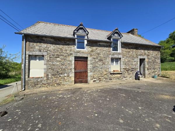 Maison individuelle Plémet 82 m² Les points forts : Vie de plain-pied Dépendance Grand terrain Charme de l'ancien et fort potentiel à PLÉMET – Maison en pierre sur environ 2 730 m² Vous recherchez l'authenticité et l'espace ? Découvrez cet ensemble immobilier de caractère situé au calme, offrant de multiples possibilités d'aménagement. La Maison Principale :Conçue pour un confort de plain-pied, elle se compose au rez-de-chaussée : Un séjour lumineux et une cuisine indépendante. Deux chambres, dont une suite parentale pour une vie simplifiée. L'étage dessert deux chambres supplémentaires, une salle d’eau avec WC et un grenier aménageable. Un cellier attenant complète la partie habitation. Les Extérieurs et le Potentiel :Le véritable atout ? Une dépendance indépendante qui n'attend que vos projets (gîte, atelier, bureau) et un vaste terrain d'environ 2 730 m² pour profiter de la nature. Note : Des travaux sont à prévoir pour révéler tout le potentiel de cette bâtisse. Localisation : Écoles, commerces et services accessibles en 5 minutes (3 km). Contactez-nous pour une visite et laissez libre cours à votre imagination !