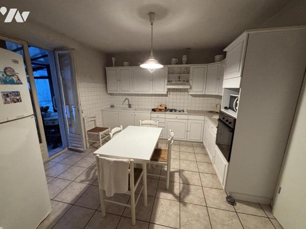 Maison de ville 7 pièces (environ 170 m² habitables) située en plein cœur du centre ville avec cour