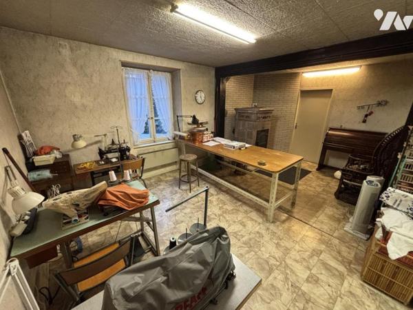 Maison de ville 7 pièces (environ 170 m² habitables) située en plein cœur du centre ville avec cour
