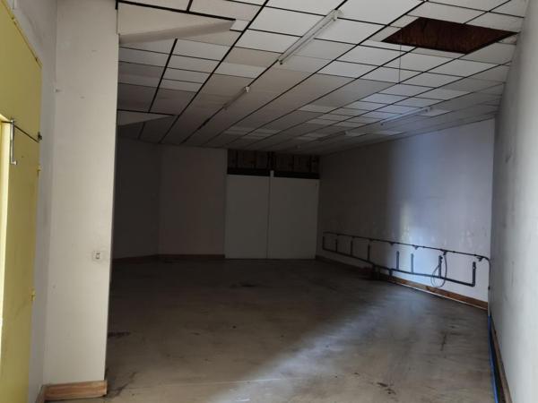 Onet le Château, Route de Séverac, local commercial de 400 m² avec belles vitrines