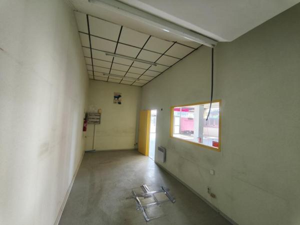 Onet le Château, Route de Séverac, local commercial de 400 m² avec belles vitrines