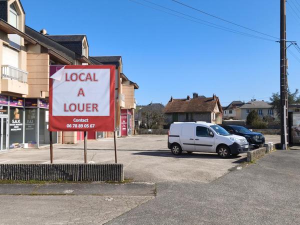 Onet le Château, Route de Séverac, local commercial de 400 m² avec belles vitrines