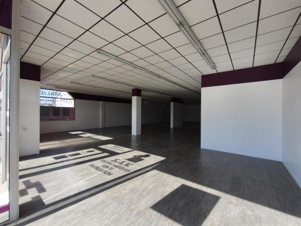 Onet le Château, Route de Séverac, local commercial de 400 m² avec belles vitrines