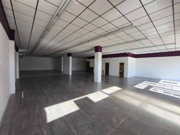 Onet le Château, Route de Séverac, local commercial de 400 m² avec belles vitrines