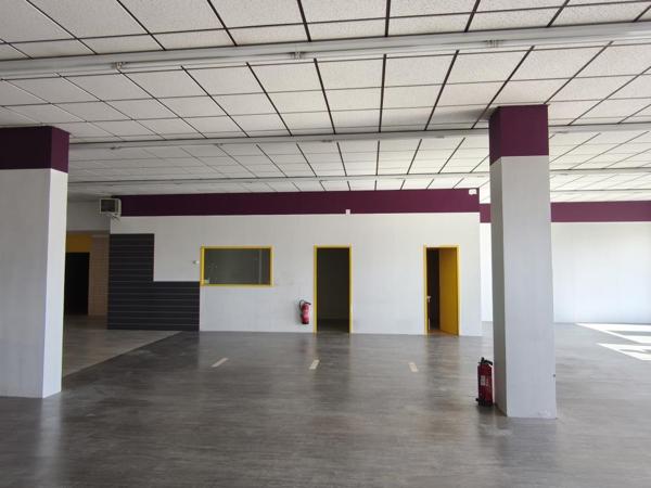 Onet le Château, Route de Séverac, local commercial de 400 m² avec belles vitrines