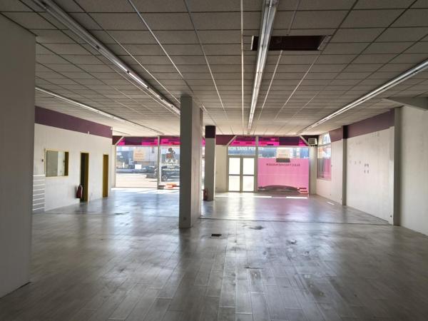 Onet le Château, Route de Séverac, local commercial de 400 m² avec belles vitrines