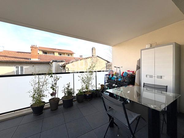 Charmant T3 lumineux avec balcon et garage en plein coeur de Givors