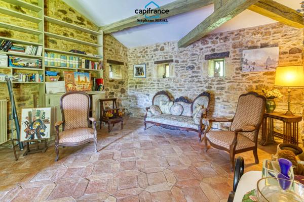 Propriete à vendre 7 pièces FUMEL (47) Propriété de 230m2 sur 11ha de prairie et de bois. Piscine et lac