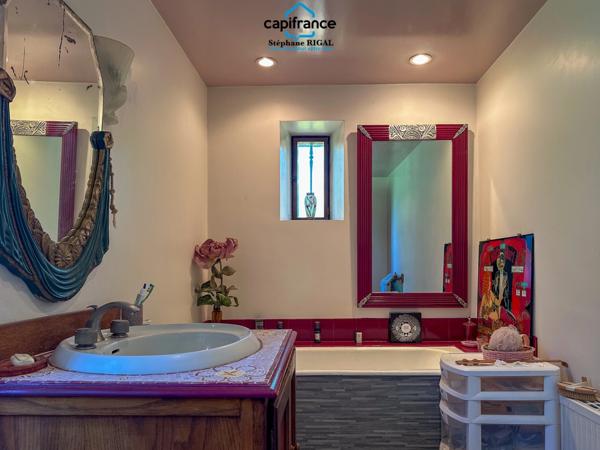 Propriete à vendre 7 pièces FUMEL (47) Propriété de 230m2 sur 11ha de prairie et de bois. Piscine et lac