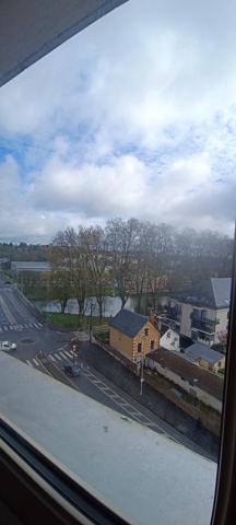 Studio composée d'une entrée, kitchenette salle d'eau et pièce à vivre . 1 place de parking. 1 cave