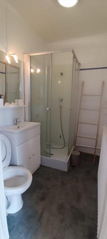 Studio composée d'une entrée, kitchenette salle d'eau et pièce à vivre . 1 place de parking. 1 cave