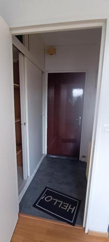 Studio composée d'une entrée, kitchenette salle d'eau et pièce à vivre . 1 place de parking. 1 cave