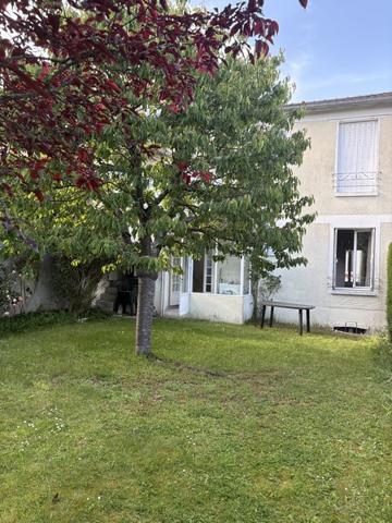 Maison
         4 pièces
        - 100 m² Bien prestige 824 000 € *