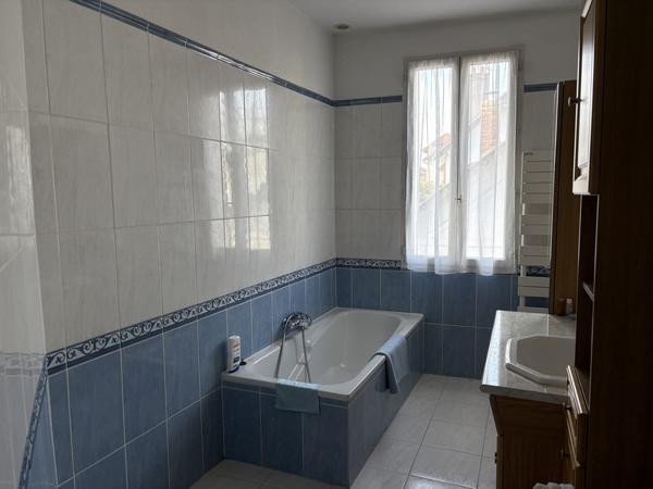 Maison
         4 pièces
        - 100 m² Bien prestige 824 000 € *
