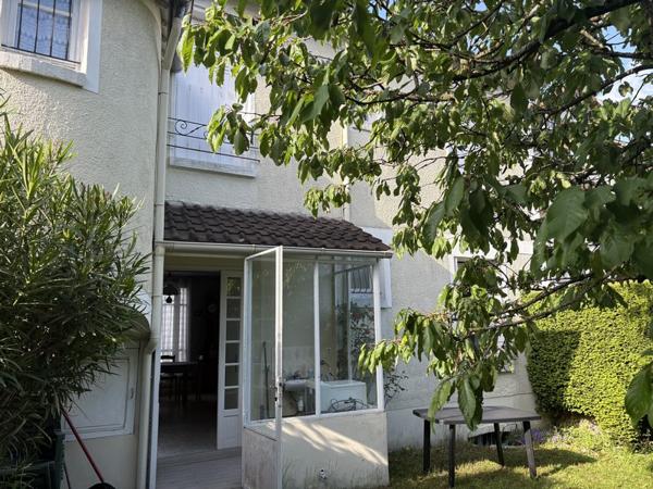 Maison
         4 pièces
        - 100 m² Bien prestige 824 000 € *