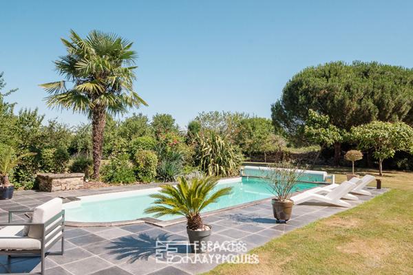 Élégante maison de maître avec son parc arboré et sa piscine