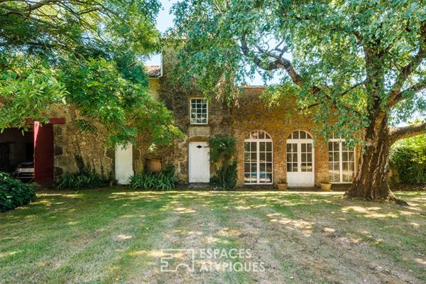 Élégante maison de maître avec son parc arboré et sa piscine