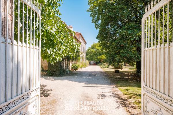 Élégante maison de maître avec son parc arboré et sa piscine
