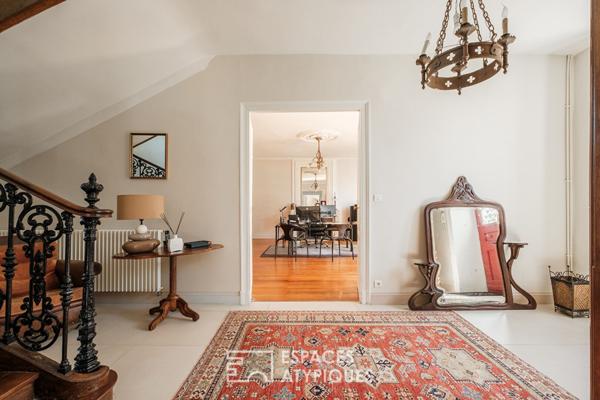 Élégante maison de maître avec son parc arboré et sa piscine