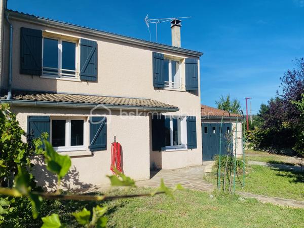 ✨ Maison familiale rénovée avec piscine – Génissieux

Vous recherchez une maison spacieuse, lumineuse, calme et fonctionnelle pour votre famille, avec de beaux volumes et un extérieur agréable ?

👉 Cette jolie maison de 124m² habitables située dans un secteur recherché de Génissieux pourrait parfaitement vous correspondre.

🏡 Les atouts de la maison :
• 4 chambres dont une au rez-de-chaussée pouvant faire office de bureau
• Belle pièce de vie lumineuse avec poêle à bois
• Salon chaleureux avec ambiance sudiste
• Cuisine conviviale avec piano de cuisson et espace bar
• Chauffage complémentaire électrique
• Peu de travaux à prévoir

🔧 Gros plus :
Grande cave de 56m² idéale pour :

* stockage,
* atelier,
* salle de sport,
* espace bricolage ou futur aménagement.

🌿 Extérieur :
• Terrain clos et arboré de 549m²
• Piscine (liner à prévoir)
• Environnement calme
• Peu de vis-à-vis
• Dalle préconçue pour faire un abri voiture ou garage attenant

📍 Emplacement :
• Secteur apprécié de Génissieux
• Proche écoles, commodités et axes principaux

💰 Prix : 244 900 €
🧾 Taxe foncière : 1587 €

📩 Pour toute information complémentaire ou organiser une visite, merci de me contacter avec plaisir.