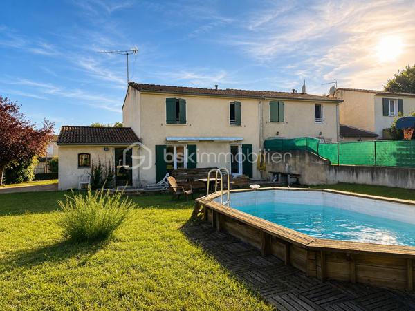 ✨ Maison familiale rénovée avec piscine – Génissieux

Vous recherchez une maison spacieuse, lumineuse, calme et fonctionnelle pour votre famille, avec de beaux volumes et un extérieur agréable ?

👉 Cette jolie maison de 124m² habitables située dans un secteur recherché de Génissieux pourrait parfaitement vous correspondre.

🏡 Les atouts de la maison :
• 4 chambres dont une au rez-de-chaussée pouvant faire office de bureau
• Belle pièce de vie lumineuse avec poêle à bois
• Salon chaleureux avec ambiance sudiste
• Cuisine conviviale avec piano de cuisson et espace bar
• Chauffage complémentaire électrique
• Peu de travaux à prévoir

🔧 Gros plus :
Grande cave de 56m² idéale pour :

* stockage,
* atelier,
* salle de sport,
* espace bricolage ou futur aménagement.

🌿 Extérieur :
• Terrain clos et arboré de 549m²
• Piscine (liner à prévoir)
• Environnement calme
• Peu de vis-à-vis
• Dalle préconçue pour faire un abri voiture ou garage attenant

📍 Emplacement :
• Secteur apprécié de Génissieux
• Proche écoles, commodités et axes principaux

💰 Prix : 244 900 €
🧾 Taxe foncière : 1587 €

📩 Pour toute information complémentaire ou organiser une visite, merci de me contacter avec plaisir.