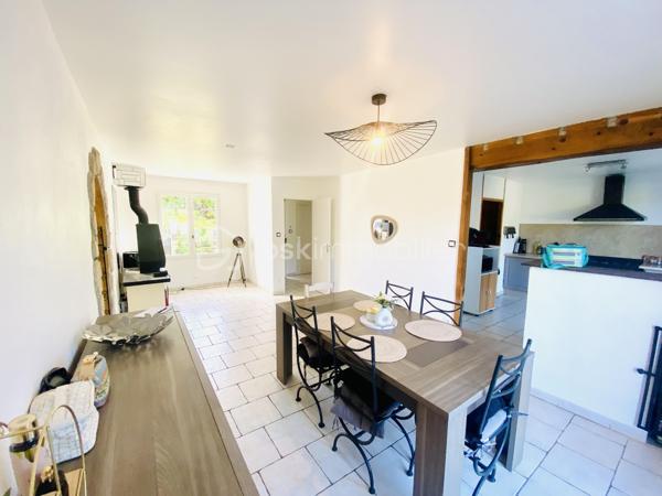 ✨ Maison familiale rénovée avec piscine – Génissieux

Vous recherchez une maison spacieuse, lumineuse, calme et fonctionnelle pour votre famille, avec de beaux volumes et un extérieur agréable ?

👉 Cette jolie maison de 124m² habitables située dans un secteur recherché de Génissieux pourrait parfaitement vous correspondre.

🏡 Les atouts de la maison :
• 4 chambres dont une au rez-de-chaussée pouvant faire office de bureau
• Belle pièce de vie lumineuse avec poêle à bois
• Salon chaleureux avec ambiance sudiste
• Cuisine conviviale avec piano de cuisson et espace bar
• Chauffage complémentaire électrique
• Peu de travaux à prévoir

🔧 Gros plus :
Grande cave de 56m² idéale pour :

* stockage,
* atelier,
* salle de sport,
* espace bricolage ou futur aménagement.

🌿 Extérieur :
• Terrain clos et arboré de 549m²
• Piscine (liner à prévoir)
• Environnement calme
• Peu de vis-à-vis
• Dalle préconçue pour faire un abri voiture ou garage attenant

📍 Emplacement :
• Secteur apprécié de Génissieux
• Proche écoles, commodités et axes principaux

💰 Prix : 244 900 €
🧾 Taxe foncière : 1587 €

📩 Pour toute information complémentaire ou organiser une visite, merci de me contacter avec plaisir.