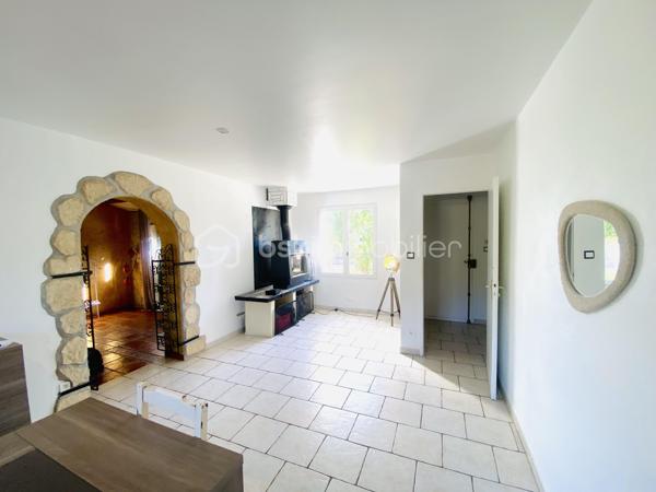 ✨ Maison familiale rénovée avec piscine – Génissieux

Vous recherchez une maison spacieuse, lumineuse, calme et fonctionnelle pour votre famille, avec de beaux volumes et un extérieur agréable ?

👉 Cette jolie maison de 124m² habitables située dans un secteur recherché de Génissieux pourrait parfaitement vous correspondre.

🏡 Les atouts de la maison :
• 4 chambres dont une au rez-de-chaussée pouvant faire office de bureau
• Belle pièce de vie lumineuse avec poêle à bois
• Salon chaleureux avec ambiance sudiste
• Cuisine conviviale avec piano de cuisson et espace bar
• Chauffage complémentaire électrique
• Peu de travaux à prévoir

🔧 Gros plus :
Grande cave de 56m² idéale pour :

* stockage,
* atelier,
* salle de sport,
* espace bricolage ou futur aménagement.

🌿 Extérieur :
• Terrain clos et arboré de 549m²
• Piscine (liner à prévoir)
• Environnement calme
• Peu de vis-à-vis
• Dalle préconçue pour faire un abri voiture ou garage attenant

📍 Emplacement :
• Secteur apprécié de Génissieux
• Proche écoles, commodités et axes principaux

💰 Prix : 244 900 €
🧾 Taxe foncière : 1587 €

📩 Pour toute information complémentaire ou organiser une visite, merci de me contacter avec plaisir.