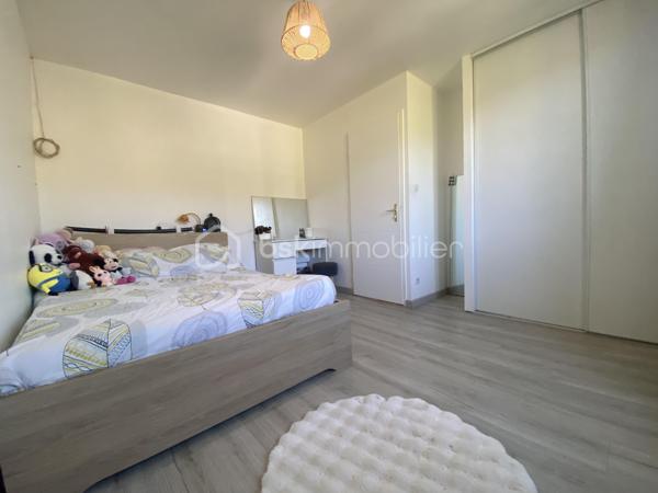 ✨ Maison familiale rénovée avec piscine – Génissieux

Vous recherchez une maison spacieuse, lumineuse, calme et fonctionnelle pour votre famille, avec de beaux volumes et un extérieur agréable ?

👉 Cette jolie maison de 124m² habitables située dans un secteur recherché de Génissieux pourrait parfaitement vous correspondre.

🏡 Les atouts de la maison :
• 4 chambres dont une au rez-de-chaussée pouvant faire office de bureau
• Belle pièce de vie lumineuse avec poêle à bois
• Salon chaleureux avec ambiance sudiste
• Cuisine conviviale avec piano de cuisson et espace bar
• Chauffage complémentaire électrique
• Peu de travaux à prévoir

🔧 Gros plus :
Grande cave de 56m² idéale pour :

* stockage,
* atelier,
* salle de sport,
* espace bricolage ou futur aménagement.

🌿 Extérieur :
• Terrain clos et arboré de 549m²
• Piscine (liner à prévoir)
• Environnement calme
• Peu de vis-à-vis
• Dalle préconçue pour faire un abri voiture ou garage attenant

📍 Emplacement :
• Secteur apprécié de Génissieux
• Proche écoles, commodités et axes principaux

💰 Prix : 244 900 €
🧾 Taxe foncière : 1587 €

📩 Pour toute information complémentaire ou organiser une visite, merci de me contacter avec plaisir.