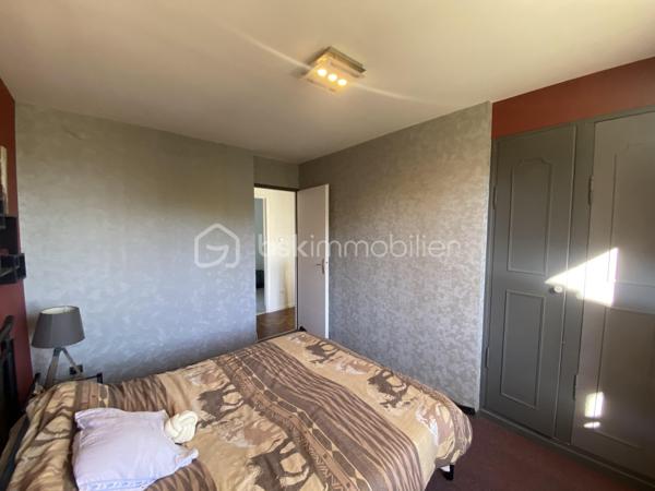 ✨ Maison familiale rénovée avec piscine – Génissieux

Vous recherchez une maison spacieuse, lumineuse, calme et fonctionnelle pour votre famille, avec de beaux volumes et un extérieur agréable ?

👉 Cette jolie maison de 124m² habitables située dans un secteur recherché de Génissieux pourrait parfaitement vous correspondre.

🏡 Les atouts de la maison :
• 4 chambres dont une au rez-de-chaussée pouvant faire office de bureau
• Belle pièce de vie lumineuse avec poêle à bois
• Salon chaleureux avec ambiance sudiste
• Cuisine conviviale avec piano de cuisson et espace bar
• Chauffage complémentaire électrique
• Peu de travaux à prévoir

🔧 Gros plus :
Grande cave de 56m² idéale pour :

* stockage,
* atelier,
* salle de sport,
* espace bricolage ou futur aménagement.

🌿 Extérieur :
• Terrain clos et arboré de 549m²
• Piscine (liner à prévoir)
• Environnement calme
• Peu de vis-à-vis
• Dalle préconçue pour faire un abri voiture ou garage attenant

📍 Emplacement :
• Secteur apprécié de Génissieux
• Proche écoles, commodités et axes principaux

💰 Prix : 244 900 €
🧾 Taxe foncière : 1587 €

📩 Pour toute information complémentaire ou organiser une visite, merci de me contacter avec plaisir.