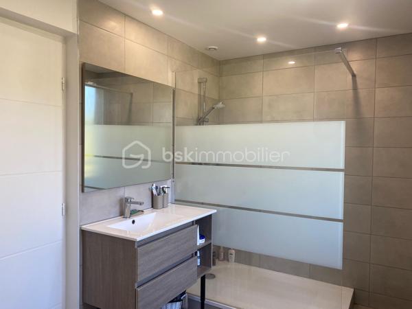 ✨ Maison familiale rénovée avec piscine – Génissieux

Vous recherchez une maison spacieuse, lumineuse, calme et fonctionnelle pour votre famille, avec de beaux volumes et un extérieur agréable ?

👉 Cette jolie maison de 124m² habitables située dans un secteur recherché de Génissieux pourrait parfaitement vous correspondre.

🏡 Les atouts de la maison :
• 4 chambres dont une au rez-de-chaussée pouvant faire office de bureau
• Belle pièce de vie lumineuse avec poêle à bois
• Salon chaleureux avec ambiance sudiste
• Cuisine conviviale avec piano de cuisson et espace bar
• Chauffage complémentaire électrique
• Peu de travaux à prévoir

🔧 Gros plus :
Grande cave de 56m² idéale pour :

* stockage,
* atelier,
* salle de sport,
* espace bricolage ou futur aménagement.

🌿 Extérieur :
• Terrain clos et arboré de 549m²
• Piscine (liner à prévoir)
• Environnement calme
• Peu de vis-à-vis
• Dalle préconçue pour faire un abri voiture ou garage attenant

📍 Emplacement :
• Secteur apprécié de Génissieux
• Proche écoles, commodités et axes principaux

💰 Prix : 244 900 €
🧾 Taxe foncière : 1587 €

📩 Pour toute information complémentaire ou organiser une visite, merci de me contacter avec plaisir.
