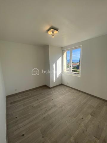 ✨ Maison familiale rénovée avec piscine – Génissieux

Vous recherchez une maison spacieuse, lumineuse, calme et fonctionnelle pour votre famille, avec de beaux volumes et un extérieur agréable ?

👉 Cette jolie maison de 124m² habitables située dans un secteur recherché de Génissieux pourrait parfaitement vous correspondre.

🏡 Les atouts de la maison :
• 4 chambres dont une au rez-de-chaussée pouvant faire office de bureau
• Belle pièce de vie lumineuse avec poêle à bois
• Salon chaleureux avec ambiance sudiste
• Cuisine conviviale avec piano de cuisson et espace bar
• Chauffage complémentaire électrique
• Peu de travaux à prévoir

🔧 Gros plus :
Grande cave de 56m² idéale pour :

* stockage,
* atelier,
* salle de sport,
* espace bricolage ou futur aménagement.

🌿 Extérieur :
• Terrain clos et arboré de 549m²
• Piscine (liner à prévoir)
• Environnement calme
• Peu de vis-à-vis
• Dalle préconçue pour faire un abri voiture ou garage attenant

📍 Emplacement :
• Secteur apprécié de Génissieux
• Proche écoles, commodités et axes principaux

💰 Prix : 244 900 €
🧾 Taxe foncière : 1587 €

📩 Pour toute information complémentaire ou organiser une visite, merci de me contacter avec plaisir.