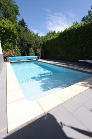 Un écrin de verdure, une piscine pour le plaisir de la baignade, une porte grande ouverte sur la détente et les modes doux