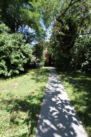 Un écrin de verdure, une piscine pour le plaisir de la baignade, une porte grande ouverte sur la détente et les modes doux