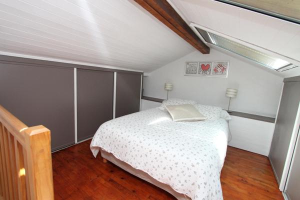 Un écrin de verdure, une piscine pour le plaisir de la baignade, une porte grande ouverte sur la détente et les modes doux