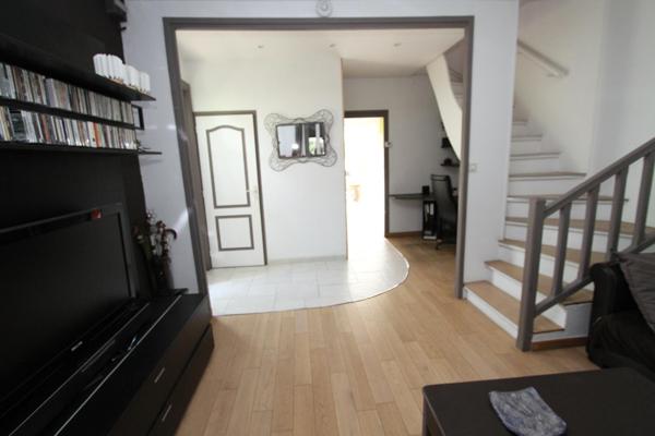 Un écrin de verdure, une piscine pour le plaisir de la baignade, une porte grande ouverte sur la détente et les modes doux