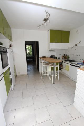 Un écrin de verdure, une piscine pour le plaisir de la baignade, une porte grande ouverte sur la détente et les modes doux