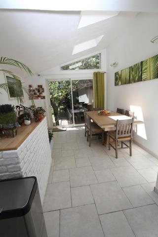 Un écrin de verdure, une piscine pour le plaisir de la baignade, une porte grande ouverte sur la détente et les modes doux