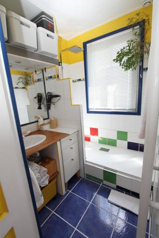 Un écrin de verdure, une piscine pour le plaisir de la baignade, une porte grande ouverte sur la détente et les modes doux