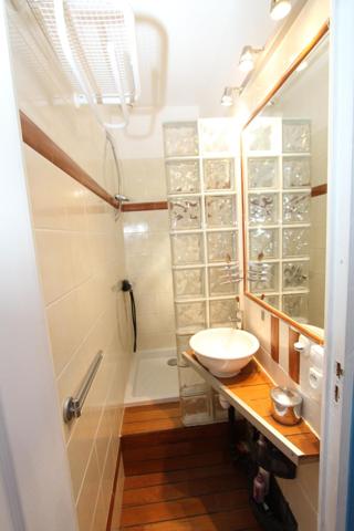 Un écrin de verdure, une piscine pour le plaisir de la baignade, une porte grande ouverte sur la détente et les modes doux