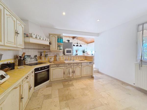 Villa traditionnelle dans un secteur résidentielle, proche des transports  en communs