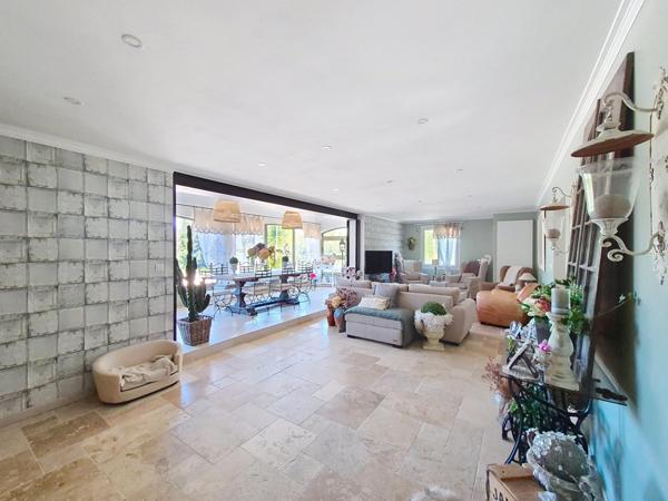 Villa traditionnelle dans un secteur résidentielle, proche des transports  en communs