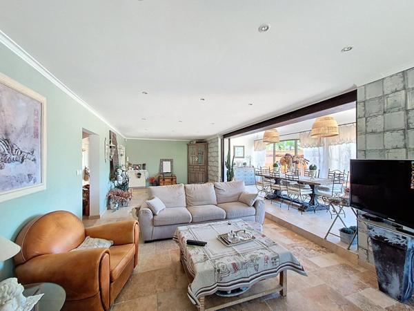 Villa traditionnelle dans un secteur résidentielle, proche des transports  en communs