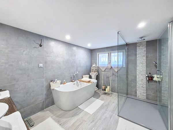 Villa traditionnelle dans un secteur résidentielle, proche des transports  en communs