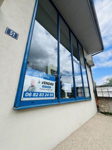 Situé rue Paul Claudel à Morestel, ce superbe cabinet d’architecte de standing vous séduira immédiatement par ses volumes, sa luminosité et son emplacement stratégique.

Vous recherchez un espace prêt à l’emploi pour développer votre activité ?
Ne cherchez plus.

🔹 Environ 150 m² exploités intelligemment
🔹 Open space moderne et lumineux
🔹 Rez-de-chaussée + mezzanine
🔹 Magnifique vitrine offrant une excellente visibilité
🔹 Aucun travaux à prévoir
🔹 Cuisine équipée et salle de repos
🔹 Grande salle de travail conviviale et fonctionnelle
🔹 Prestations de qualité

 Un lieu idéal pour :

Cabinet d’architecte
Profession libérale
Coworking
Agence immobilière
Bureau d’études
Showroom
Activité tertiaire ou créative

 Investisseurs et professionnels : ce bien offre un potentiel immédiat d’exploitation dans un secteur recherché et dynamique.

Emplacement premium en centre-ville avec passage, visibilité et accès faciles.

Un bien rare sur le marché, clé en main, où vous n’avez plus qu’à poser vos meubles et démarrer votre activité !

Contactez moi dès maintenant pour organiser une visite et découvrir tout le potentiel de ce lieu unique.
Regis PACALET Immobilier