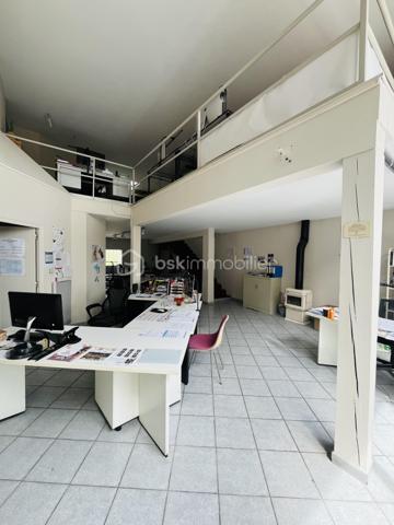 Situé rue Paul Claudel à Morestel, ce superbe cabinet d’architecte de standing vous séduira immédiatement par ses volumes, sa luminosité et son emplacement stratégique.

Vous recherchez un espace prêt à l’emploi pour développer votre activité ?
Ne cherchez plus.

🔹 Environ 150 m² exploités intelligemment
🔹 Open space moderne et lumineux
🔹 Rez-de-chaussée + mezzanine
🔹 Magnifique vitrine offrant une excellente visibilité
🔹 Aucun travaux à prévoir
🔹 Cuisine équipée et salle de repos
🔹 Grande salle de travail conviviale et fonctionnelle
🔹 Prestations de qualité

 Un lieu idéal pour :

Cabinet d’architecte
Profession libérale
Coworking
Agence immobilière
Bureau d’études
Showroom
Activité tertiaire ou créative

 Investisseurs et professionnels : ce bien offre un potentiel immédiat d’exploitation dans un secteur recherché et dynamique.

Emplacement premium en centre-ville avec passage, visibilité et accès faciles.

Un bien rare sur le marché, clé en main, où vous n’avez plus qu’à poser vos meubles et démarrer votre activité !

Contactez moi dès maintenant pour organiser une visite et découvrir tout le potentiel de ce lieu unique.
Regis PACALET Immobilier